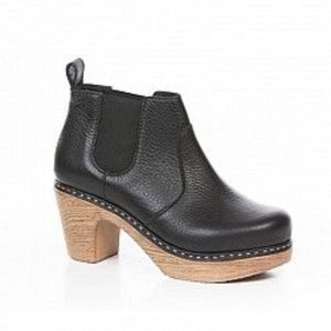 NEW! Calou pebbled black leather clog boot